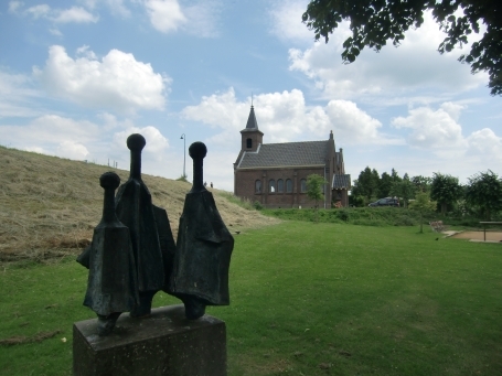 Millingen aan de Rijn : Rijndijk, direkt am Rheindeich liegt die ehem. protestantische Kirche die heute als Trau- und Ausstellungssaal verwendet wird.